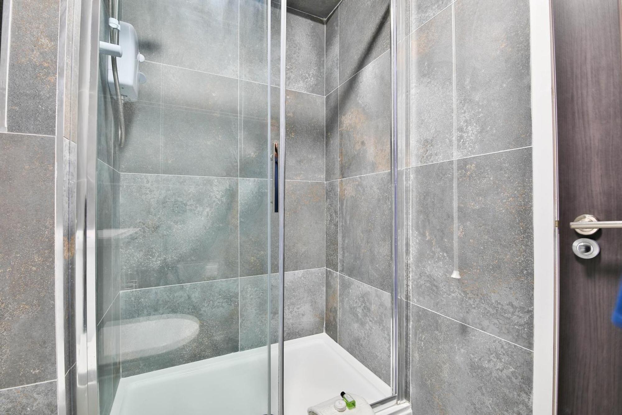 Amber Vista 2 Bedroom Apartments- Supermarket, Coffee Shop, Restaurants & Parking Below Кардиф Екстериор снимка